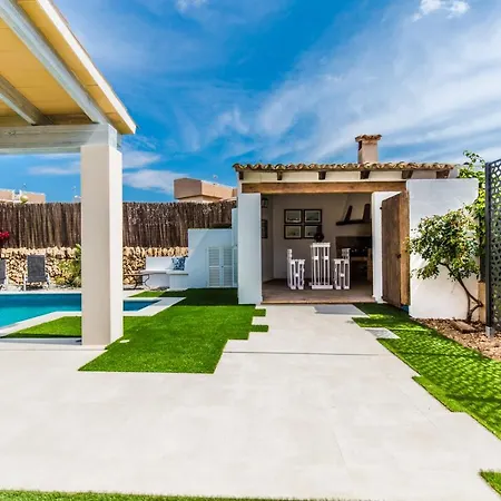 Villa Con Piscina Cerca Del Mar En *