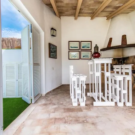 Con Piscina Cerca Del Mar En Villa